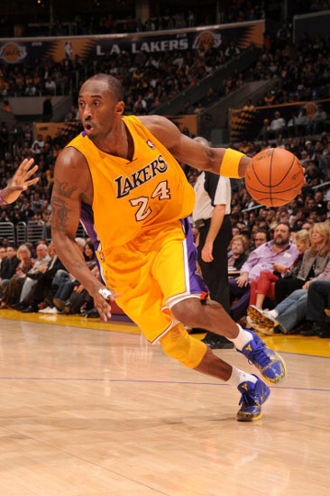 边后卫内收 边后卫内收